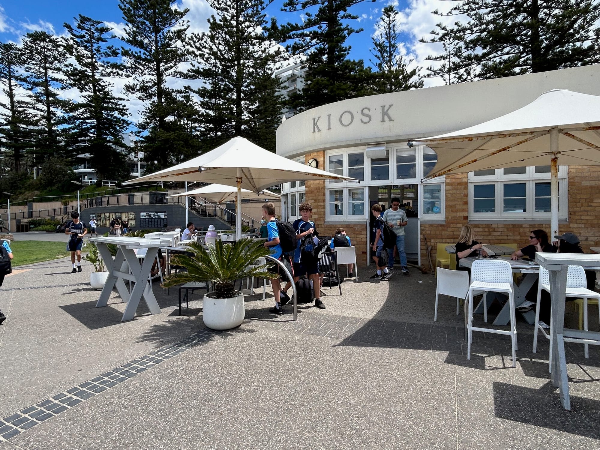 Diggies North Gong cafe/kiosk tender hitch causes a delay 
												post image
