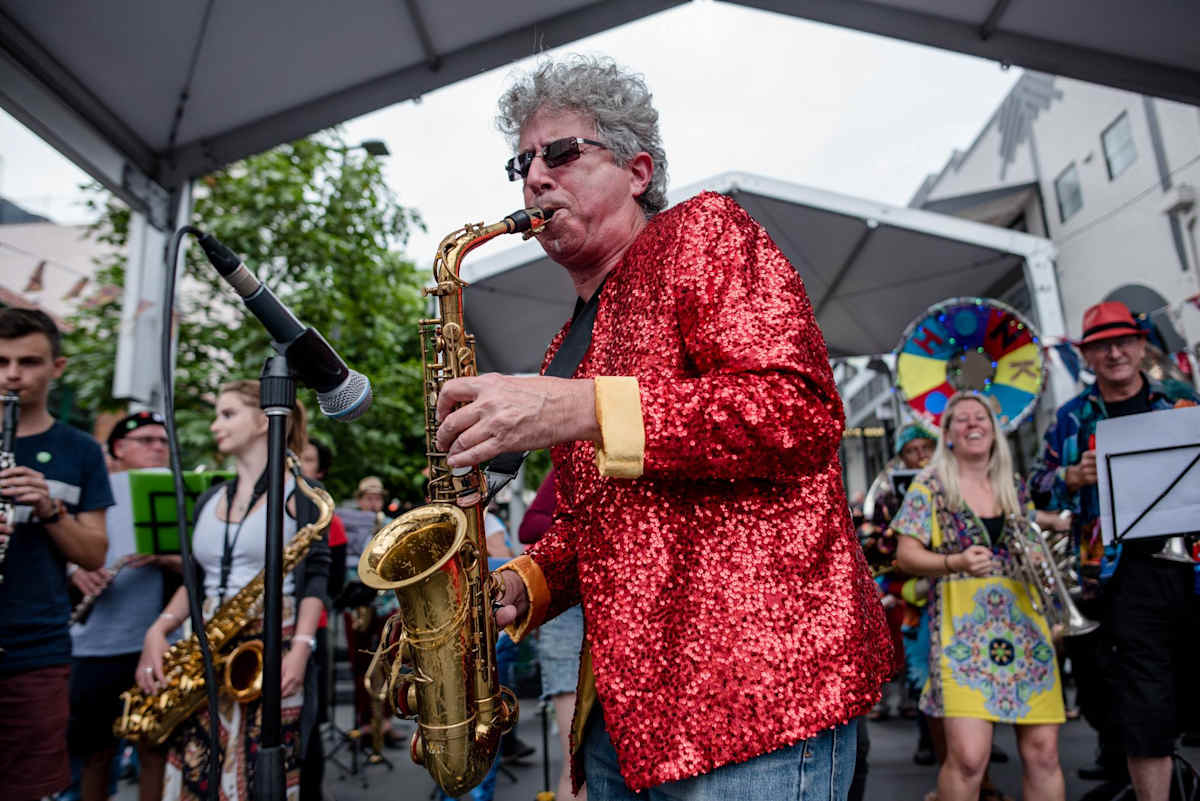 Ken Field playing at HONK! Oz 2017. Image by Paul Pennell.