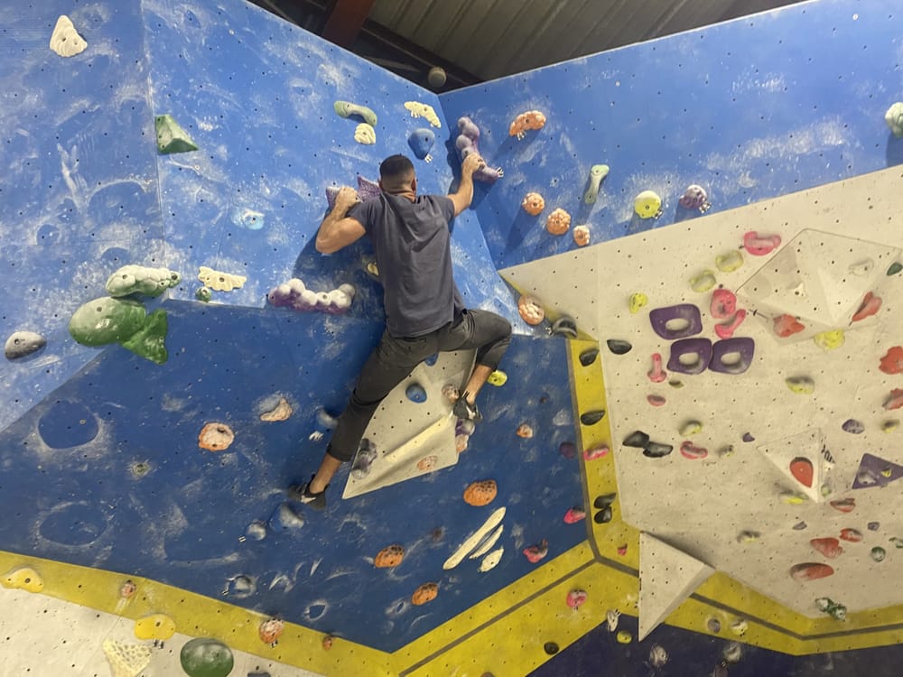 'Yoga on the Rocks': try bouldering in Wollongong post image