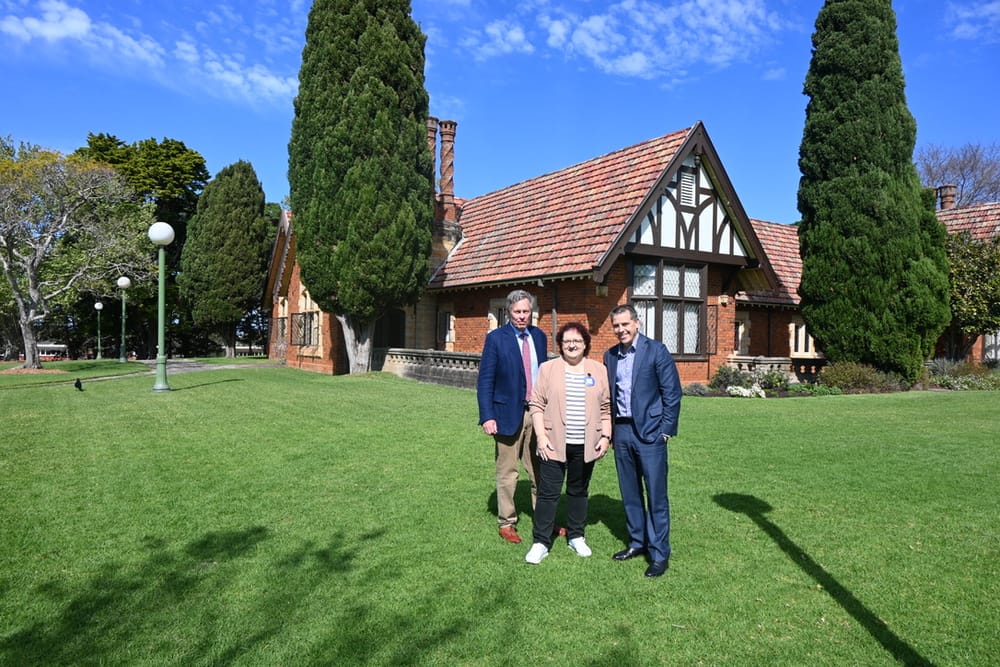 Gleniffer Brae's Blue Plaque honours a master of the outdoor living room post image