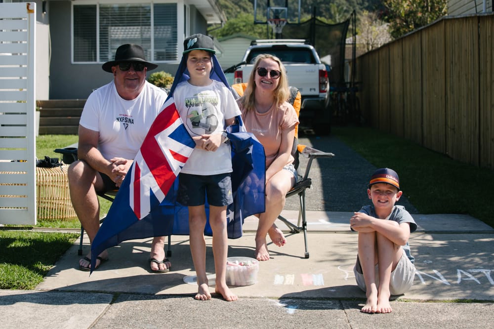 Elite riders race down the hill into Thirroul post image