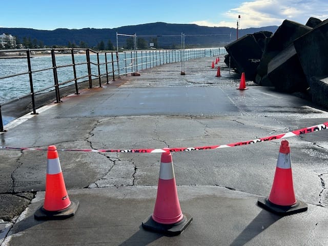 New safety fences erected at deadly Wollongong Harbour breakwall post image