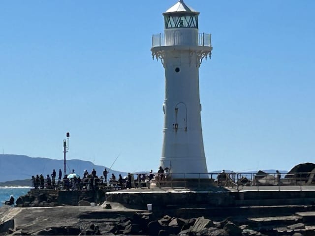 No government action proposed as Wollongong Harbour's popular breakwater starts breaking up post image
